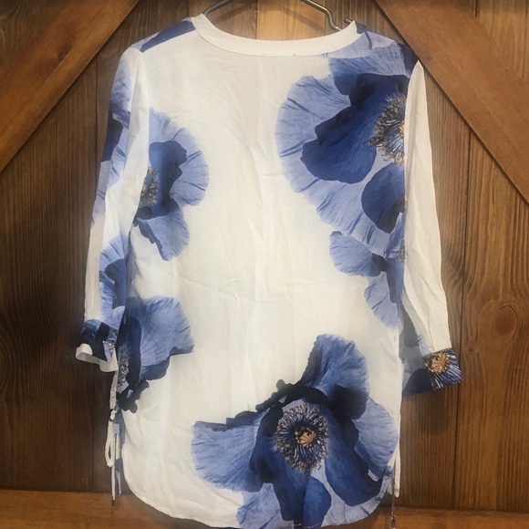 ⭐️5/$20 White & blue floral tunic top with ties Le Chateau flower autumn - Picture 4 of 4